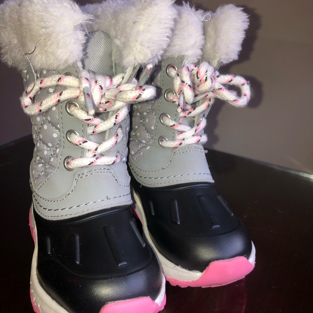 SIZE 7 GIRLS SNOW BOOTS